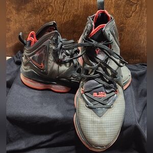 Nike LeBron 19 Black and red Size 11